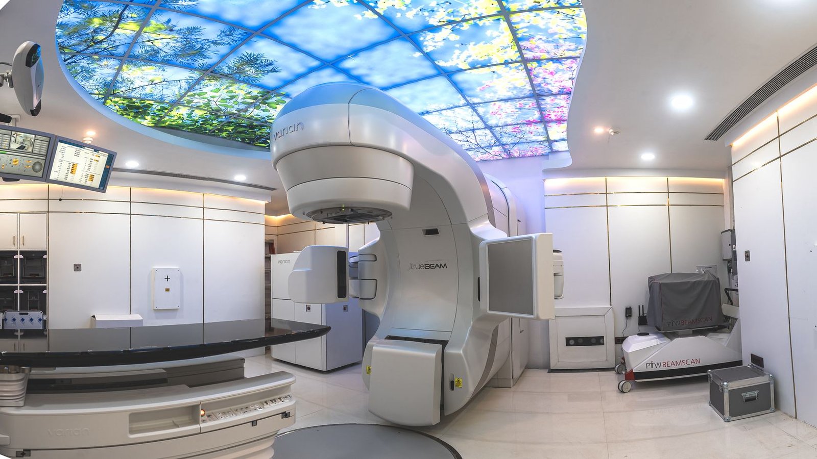 डॉ. चतुर्वेदी कैंसर हॉस्पिटल गोरखपुर — Varian TrueBeam रेडियोथेरेपी यूनिट | Varian TrueBeam radiotherapy suite